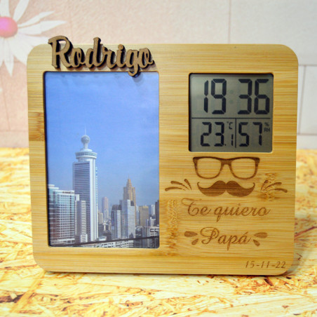 Reloj digital con portafoto de madera